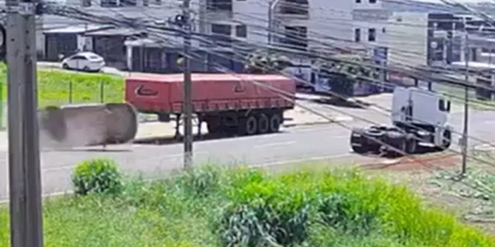 Ao subir na calçada, o Corolla capotou e atingiu violentamente a carreta