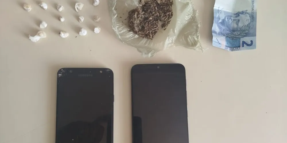 A droga, após pesagem, totalizou 4,4 gramas, além da apreensão de um aparelho celular