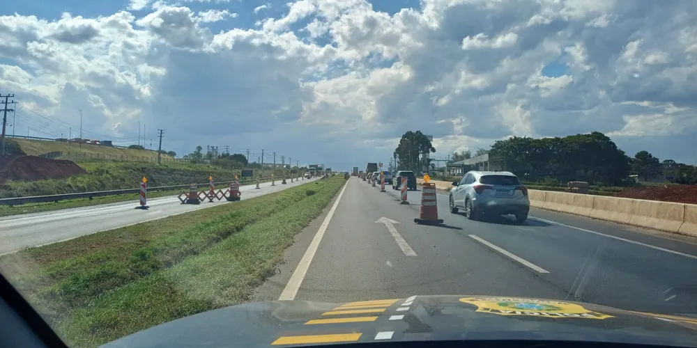 Para garantir a continuidade do tráfego, foi implantado um desvio no local, com circulação concentrada em uma única faixa da BR-376