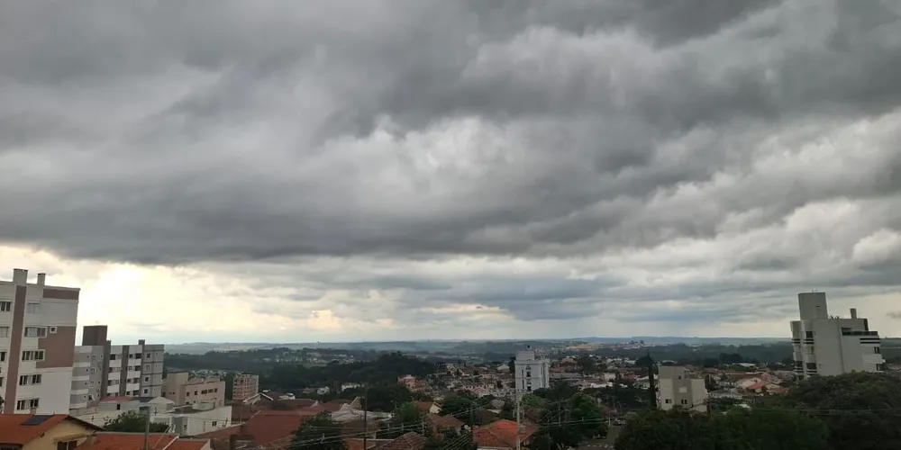 As chances de chuva são elevadas, com possibilidade de pancadas a qualquer hora