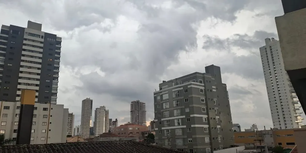 Clima deve ser abafado e com risco de chuvas