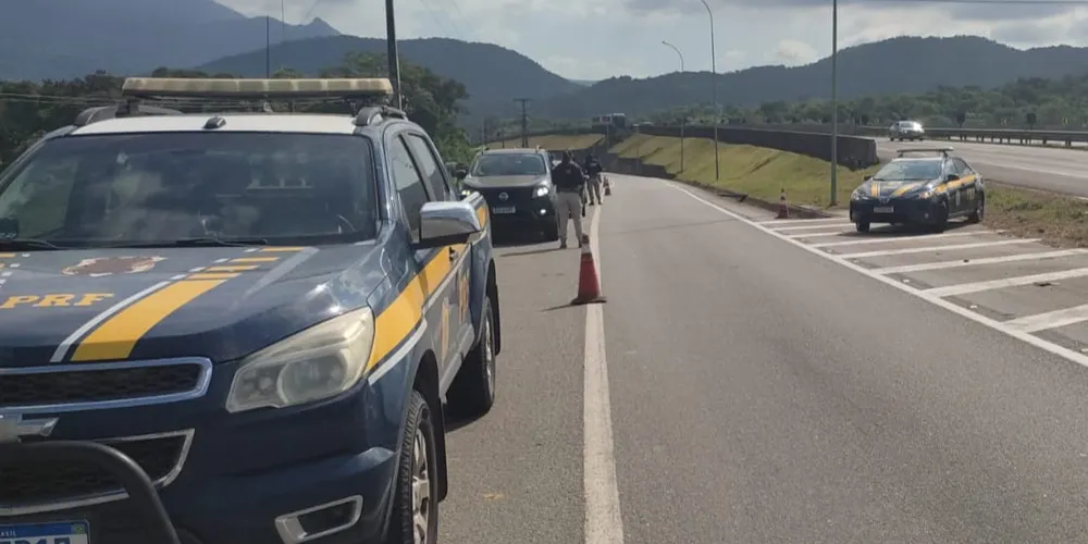 Em consulta aos sistemas, foi verificado que o veículo acumulava R$ 24.121,74 em multas vencidas