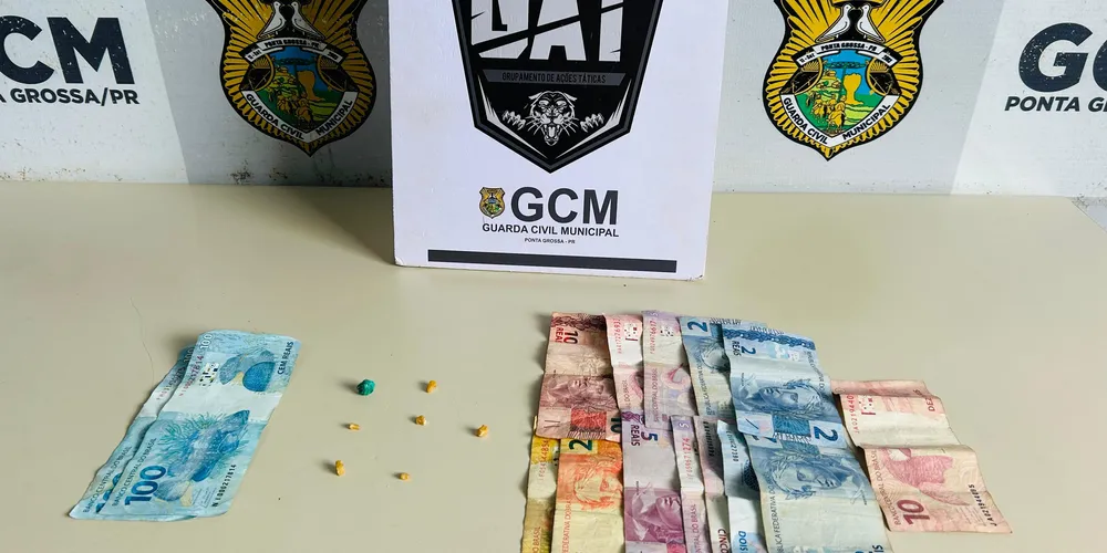 Durante a verificação do quarto, os agentes encontraram um pacote com dinheiro e seis pedras de substância análoga ao crack