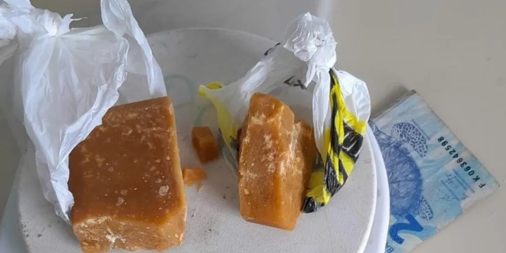 O indivíduo estava portando cerca de 0,76 gramas de substâncias análogas a pedras de crack