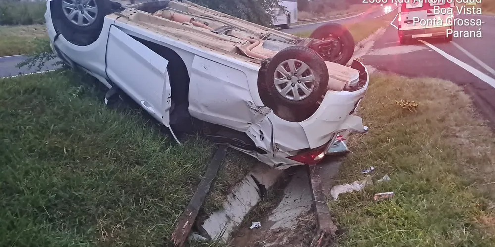 O acidente envolveu um Ford Ka, com placas de Castro