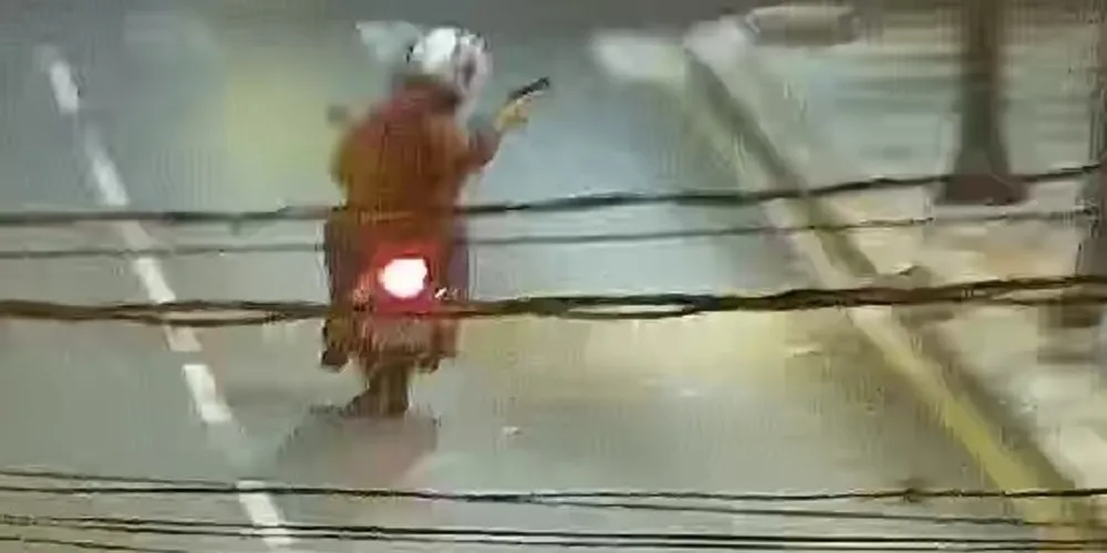 Dupla transitava com um objeto que se assemelhava a uma arma de fogo