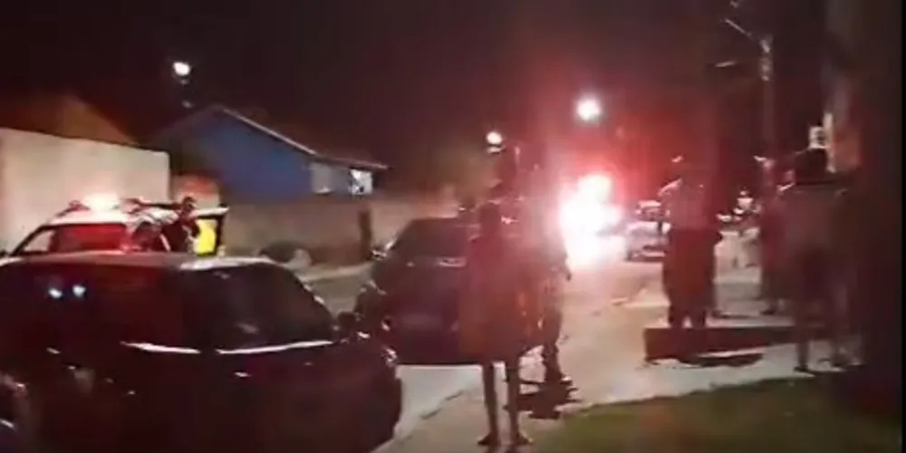 A vítima foi atingida por tiros na cabeça e recebeu atendimento imediato dentro de uma ambulância