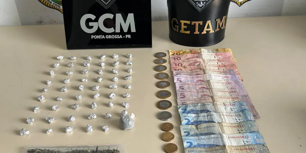 Foram localizadas 10 gramas de substâncias análogas à maconha e 14g de crack