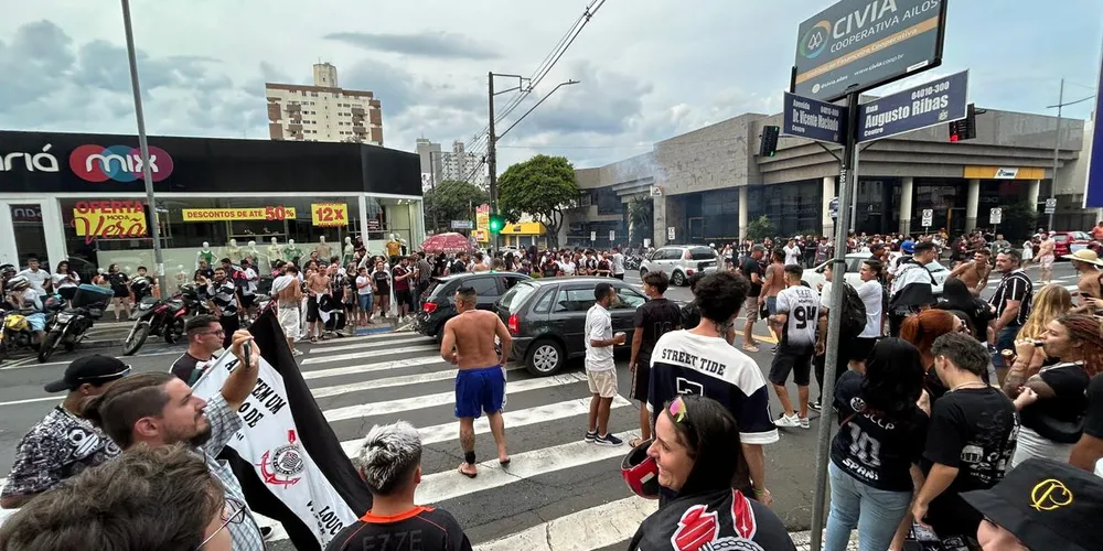 Torcida do Corinthians comemorou o título na Vicente Machado
