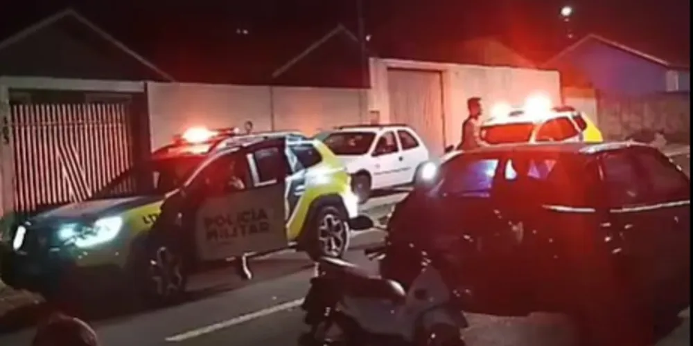 A ocorrência foi registrada na Rua Levi Marques Pereira e mobilizou equipes da PM e do Corpo de Bombeiros