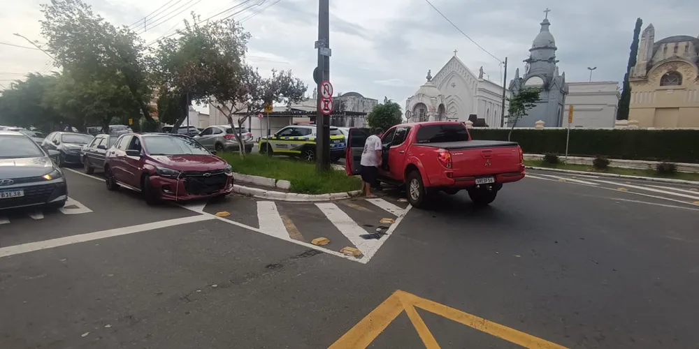Com o impacto, os veículos sofreram danos materiais