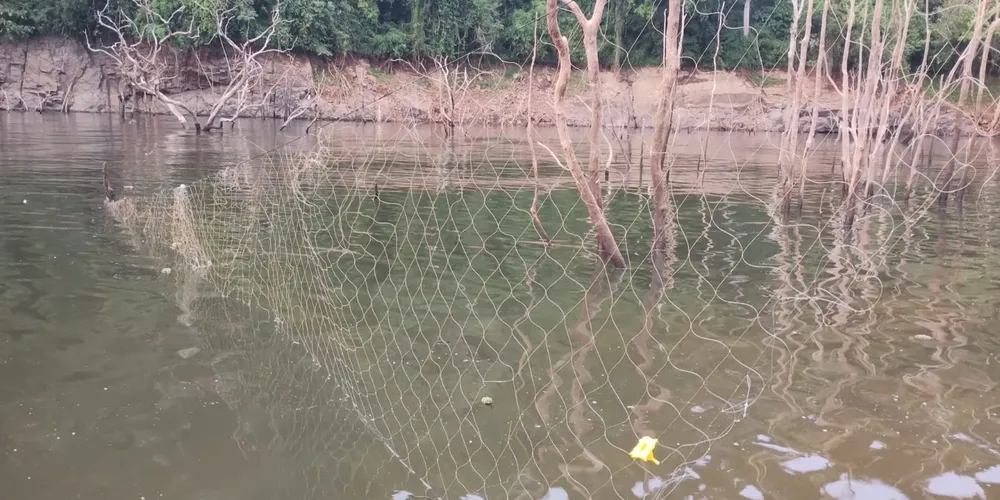 Os policiais localizaram aproximadamente 200 metros de redes armadas dentro da água, além de outros 420 metros armazenados em barracos