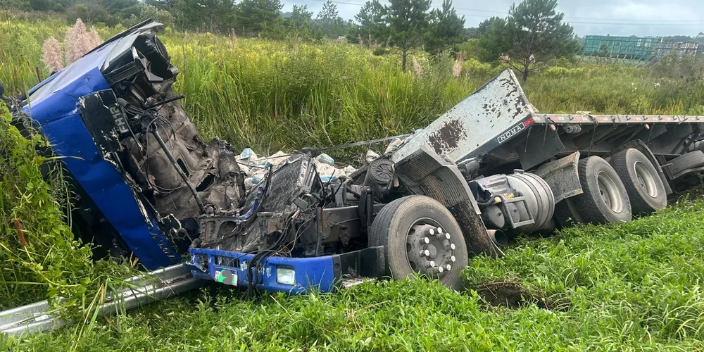 Cabine do caminhão ficou completamente destruída
