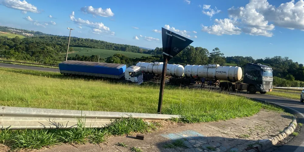 Equipes do trânsito estão em deslocamento para o local