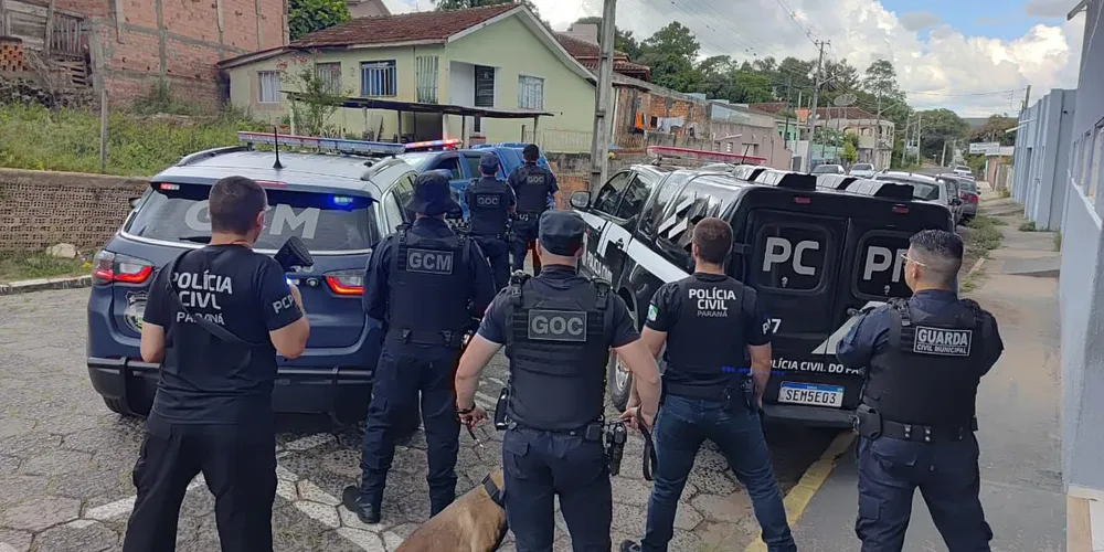 Durante as diligências, os policiais encontraram diversas pedras de crack prontas para a venda