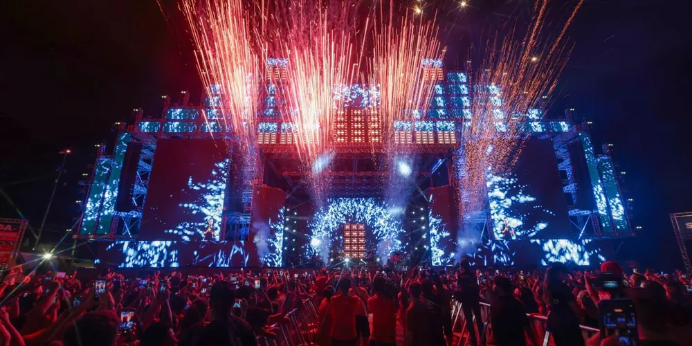 Show da dupla Hugo & Guilherme reuniu 87 mil pessoas na orla de Matinhos