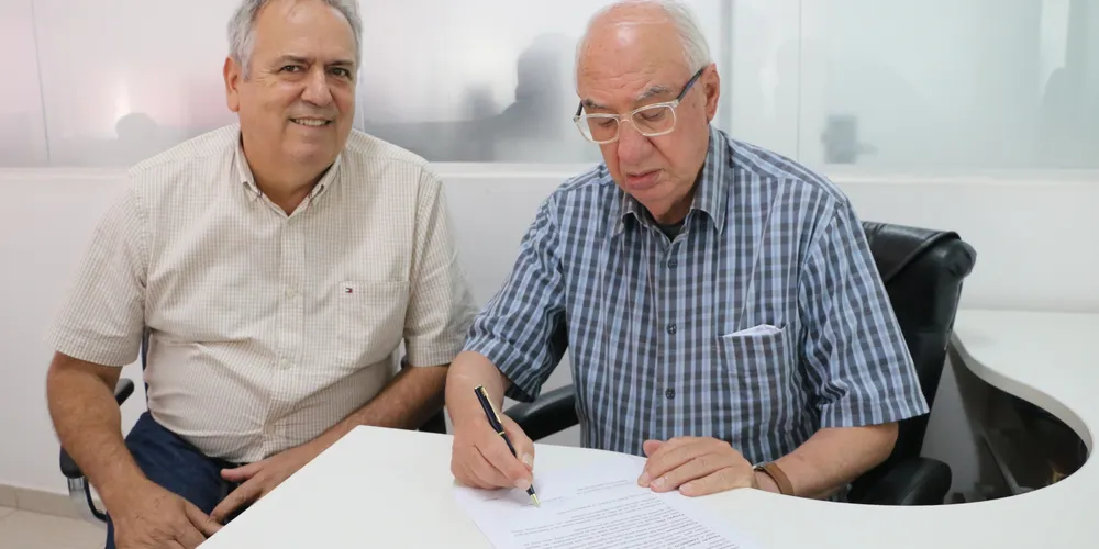 Matilvani Moreira e Reinaldo Cardoso assinaram o convênio com o Consórcio