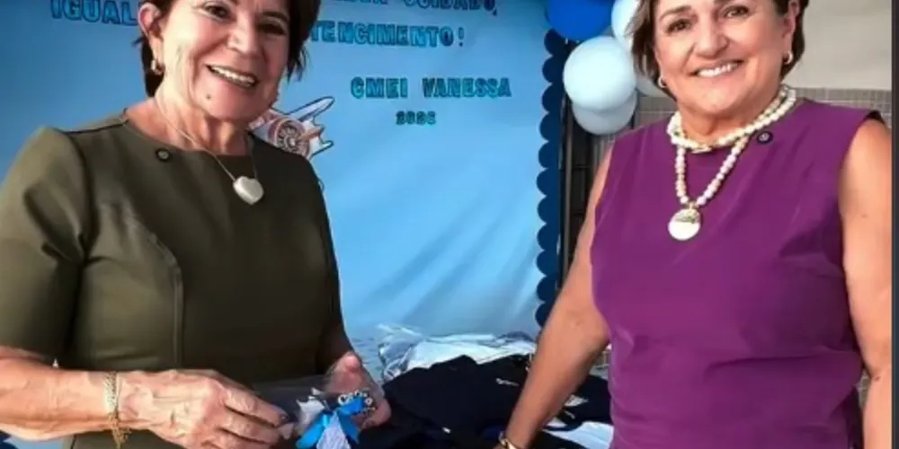 A prefeita Elizabeth Schmidt e a secretária Joana D'Arc acompanharam as entregas dos novos uniformes