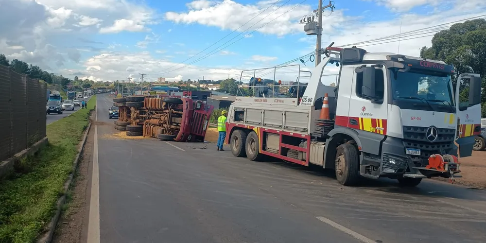 Guincho da concessionária CCR trabalha para retirar caminhão do local