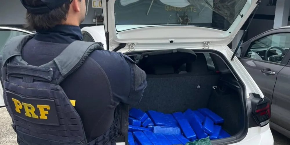 O condutor disse que pegou a droga em Foz do Iguaçu-PR e levaria até Curitiba-PR