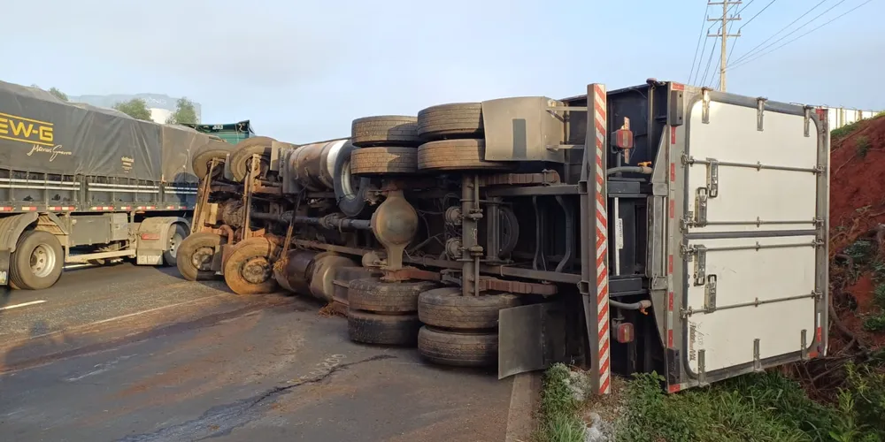 Será necessário realizar o transbordo da carga para, posteriormente, fazer o destombamento do caminhão