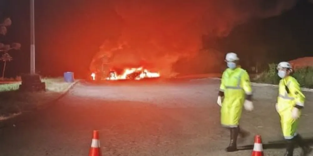 A colisão transversal entre os veículos ocorreu por volta das 20h43 no km 498 e provocou um incêndio de grandes proporções