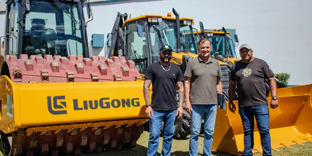 O prefeito Rildo Leonardi acompanhou a entrega dos maquinários