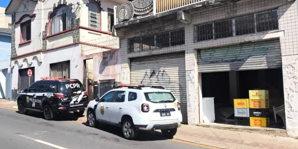 No local, também foram apreendidos entorpecentes, dinheiro e materiais utilizados no preparo das drogas