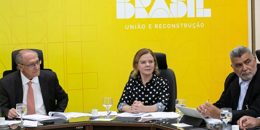 O anúncio foi feito após reunião com o vice-presidente Geraldo Alckmin e a ministra Gleisi Hoffmann