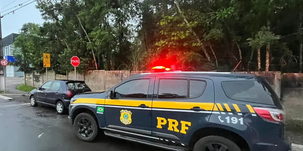 O condutor, um homem de 31 anos, foi preso no momento em que estacionava o carro