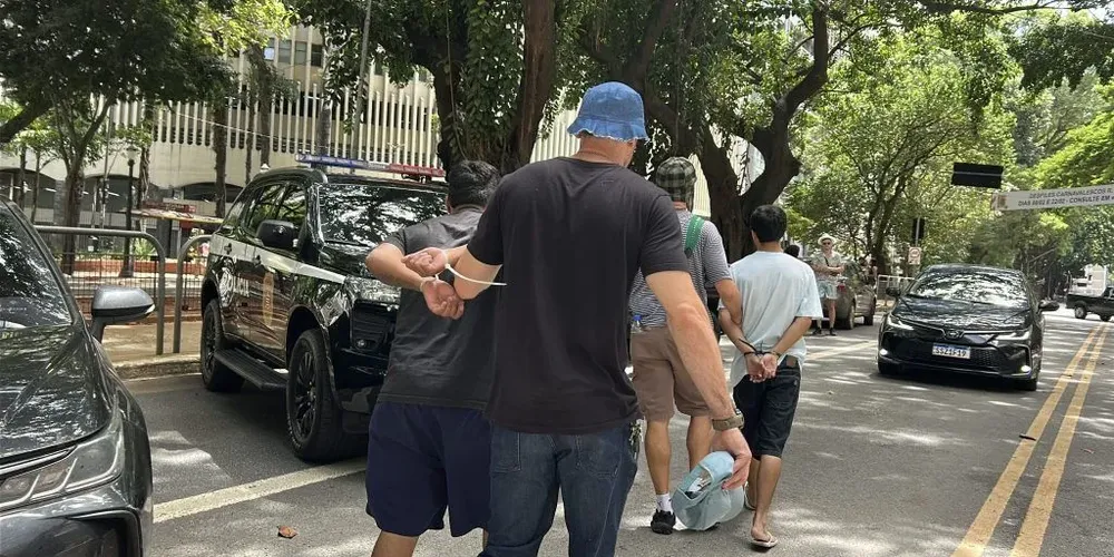 Policiais fantasiados da turma do Chaves prendem cinco suspeitos em blocos na República neste domingo (15)