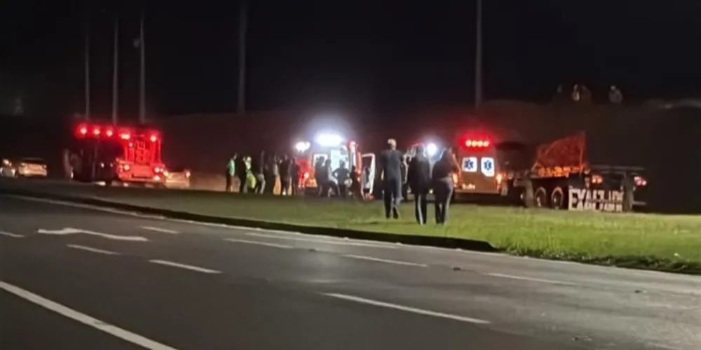 Equipes de pronto socorro e a Polícia Rodoviária estão no local para atendimento da ocorrência