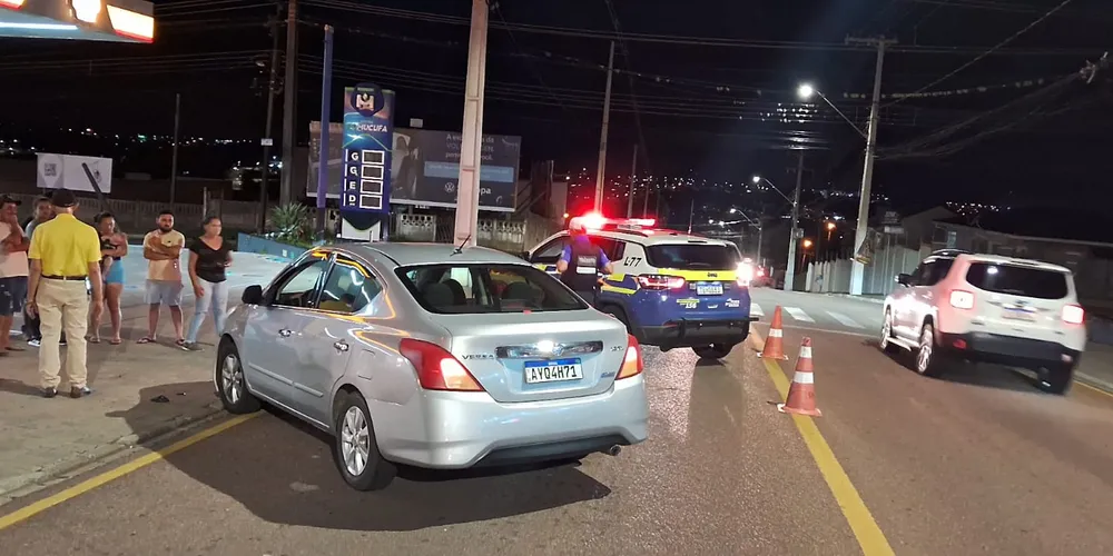 O carro colidiu com lateral com a motocicleta Honda/CG, que seguia no sentido oposto.