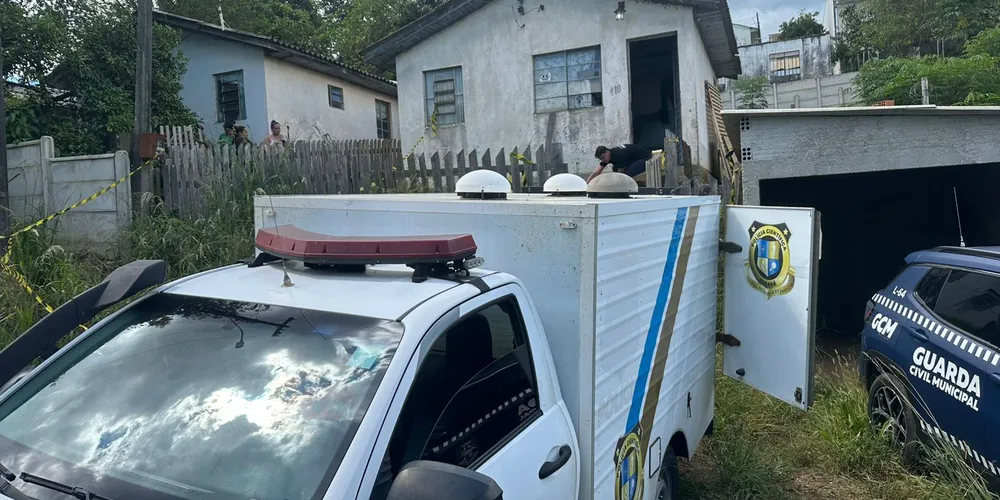 Equipes do IML estiveram no local para recolher o corpo
