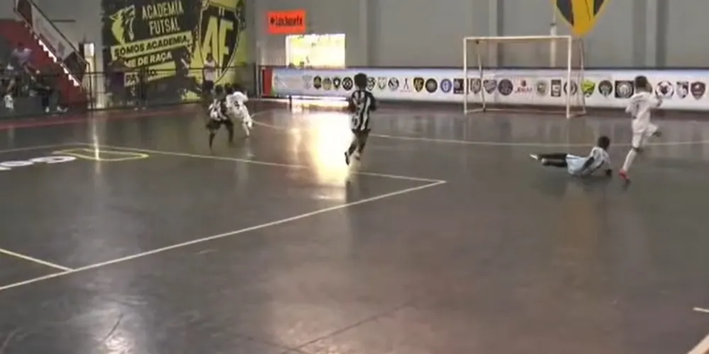 As quartas de final da Londrina Cup Sub-9 acontecem neste sábado (21).