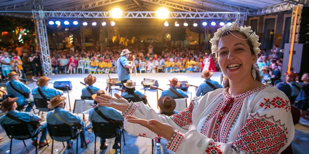 Pelo palco principal e tendas vão passar mais de 22 apresentações de música e dança