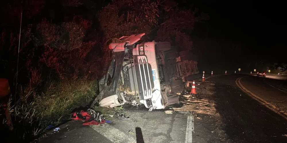 Caminhão seguia no sentido Sengés–Itararé quando tombou à margem direita da rodovia