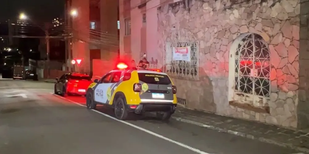 A vítima foi encontrada num apartamento localizado na esquina entre a rua Rui Barbosa e XV de Novembro