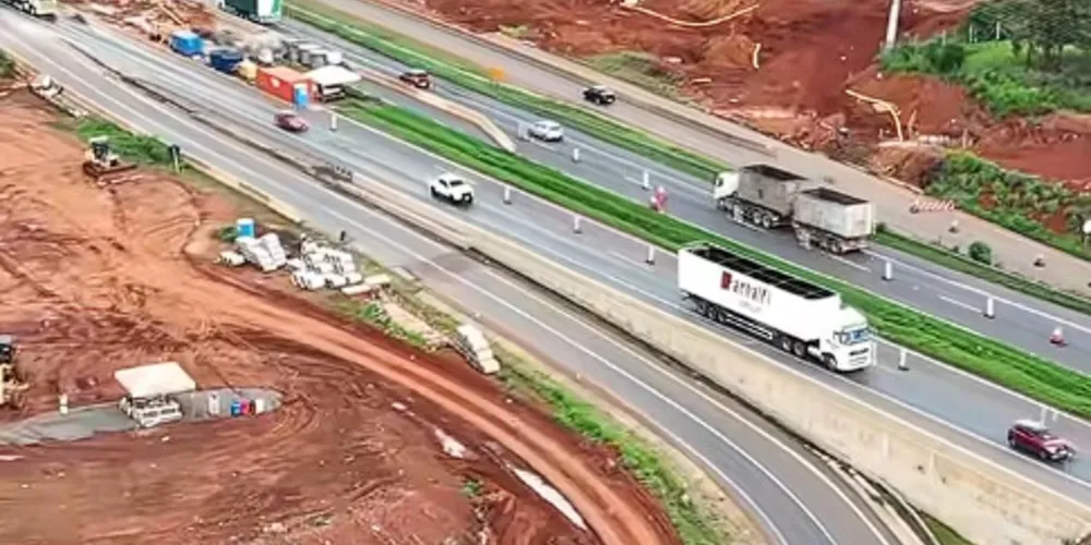 O vídeo destaca o trecho em duplicação começa no viaduto que está sendo construído sobre a BR-376 e segue até o Trevo de Guaragi