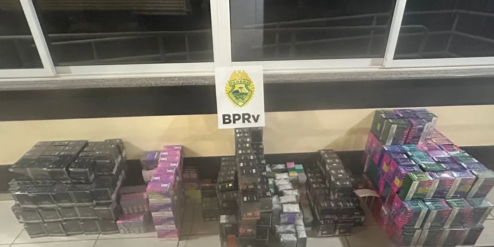 Durante a revista na cabine, os agentes localizaram 2.245 unidades de cigarros eletrônicos