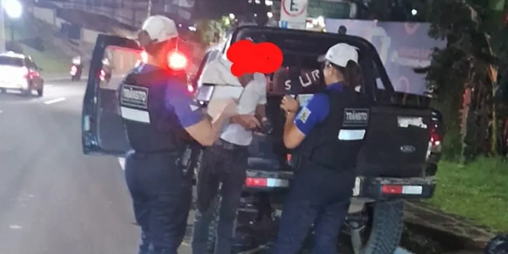 Os agentes constataram que o condutor apresentava sinais evidentes de embriaguez