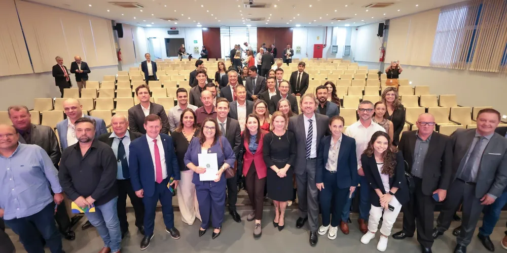 Gleisi esteve reunida com representantes dos municípios nesta terça-feira (24)