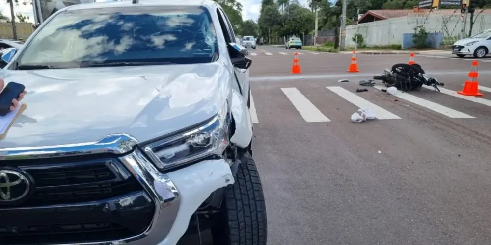 Testemunhas relataram que a motociclista estaria distraída, olhando o GPS, e teria avançado o sinal vermelho