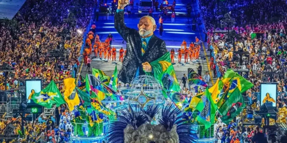 Desfile da escola de samba trouxe como enredo "Do alto do Mulungu surge a esperança: Lula, o operário do Brasil"