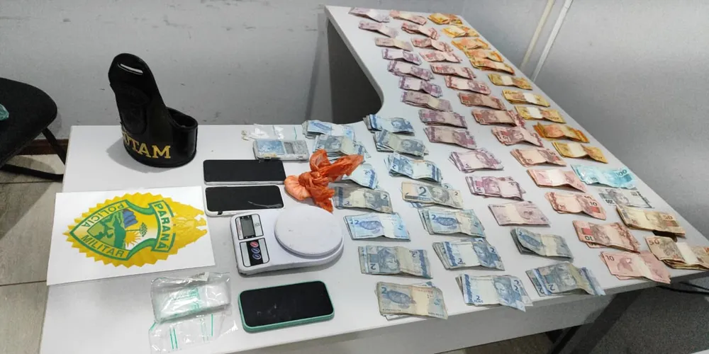 Foram apreendidas substâncias semelhantes à cocaína e ao crack,  quantia em dinheiro, balança de precisão, aparelhos celulares e materiais utilizados para fracionamento das drogas.