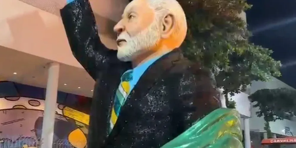 O samba enredo da escola foi “Do alto do Mulungu surge a esperança: Lula, o operário do Brasil”.