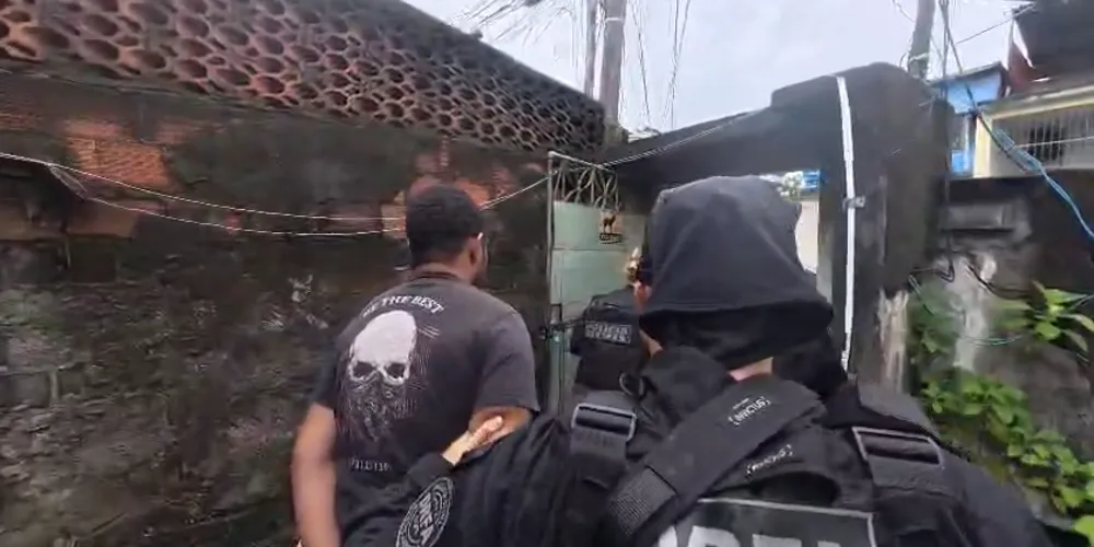Prisão aconteceu na manhã deste sábado (28), em Duque de Caxias, na comunidade do Vai Quem Quer, região explorada pela facção Comando Vermelho