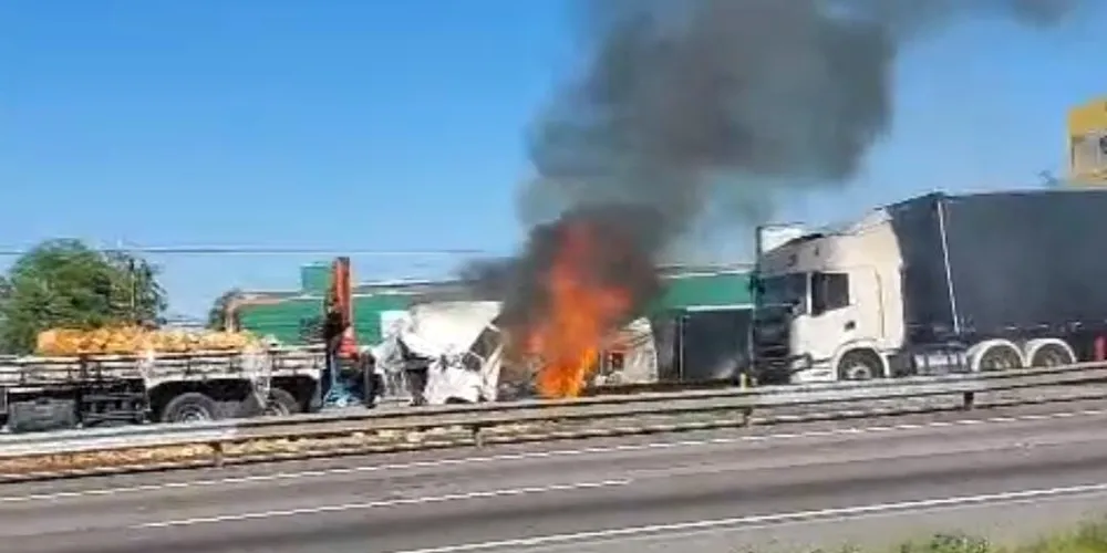 Acidente envolveu dois caminhões e deixou três mortos