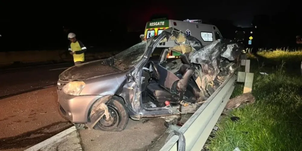 Veículo ainda foi arrastado por cerca de 20 metros após o acidente