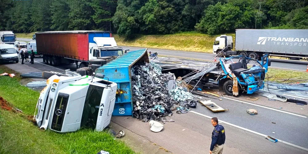 Dois caminhões estão interditando a rodovia